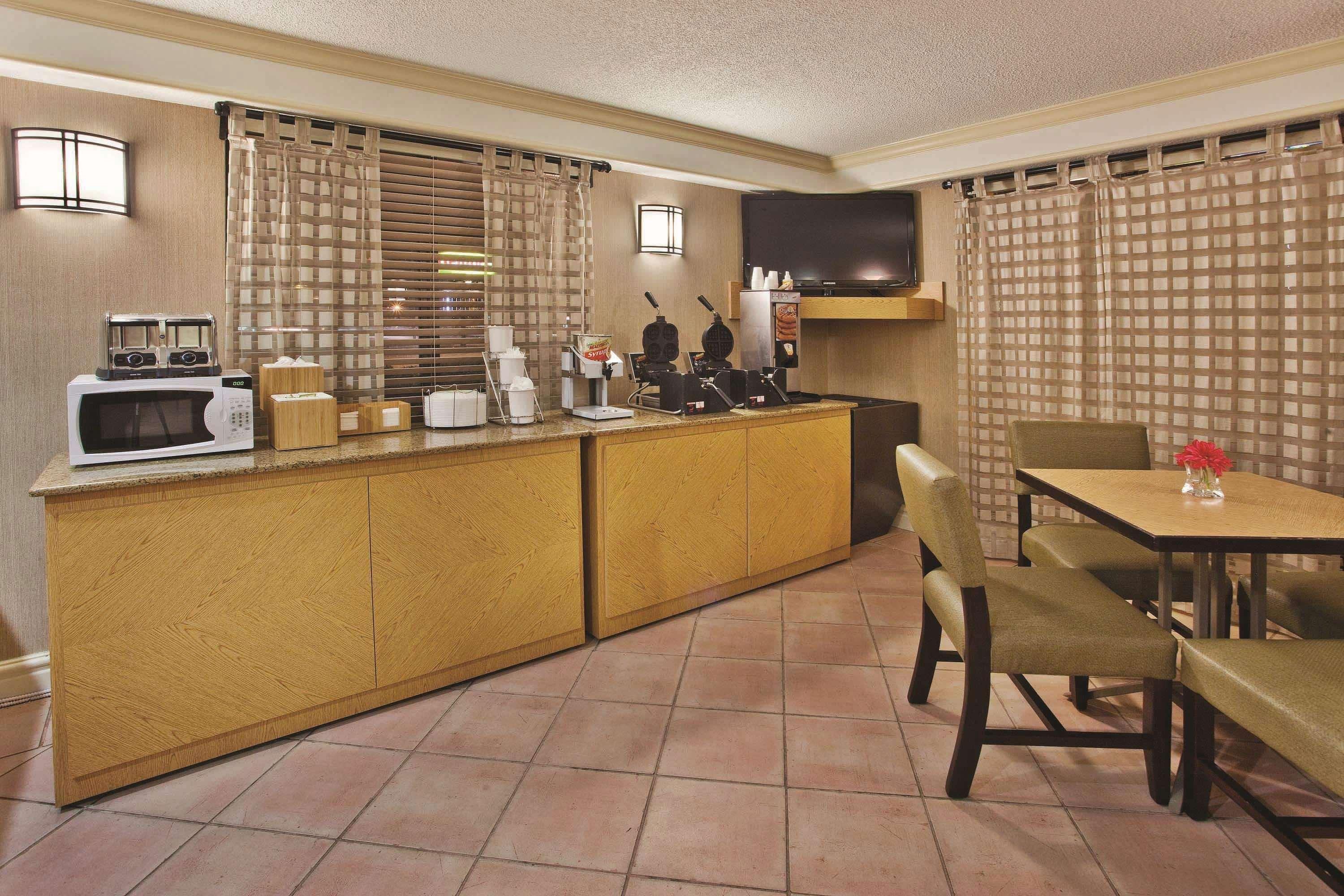 La Quinta Inn By Wyndham Savannah Midtown Extérieur photo