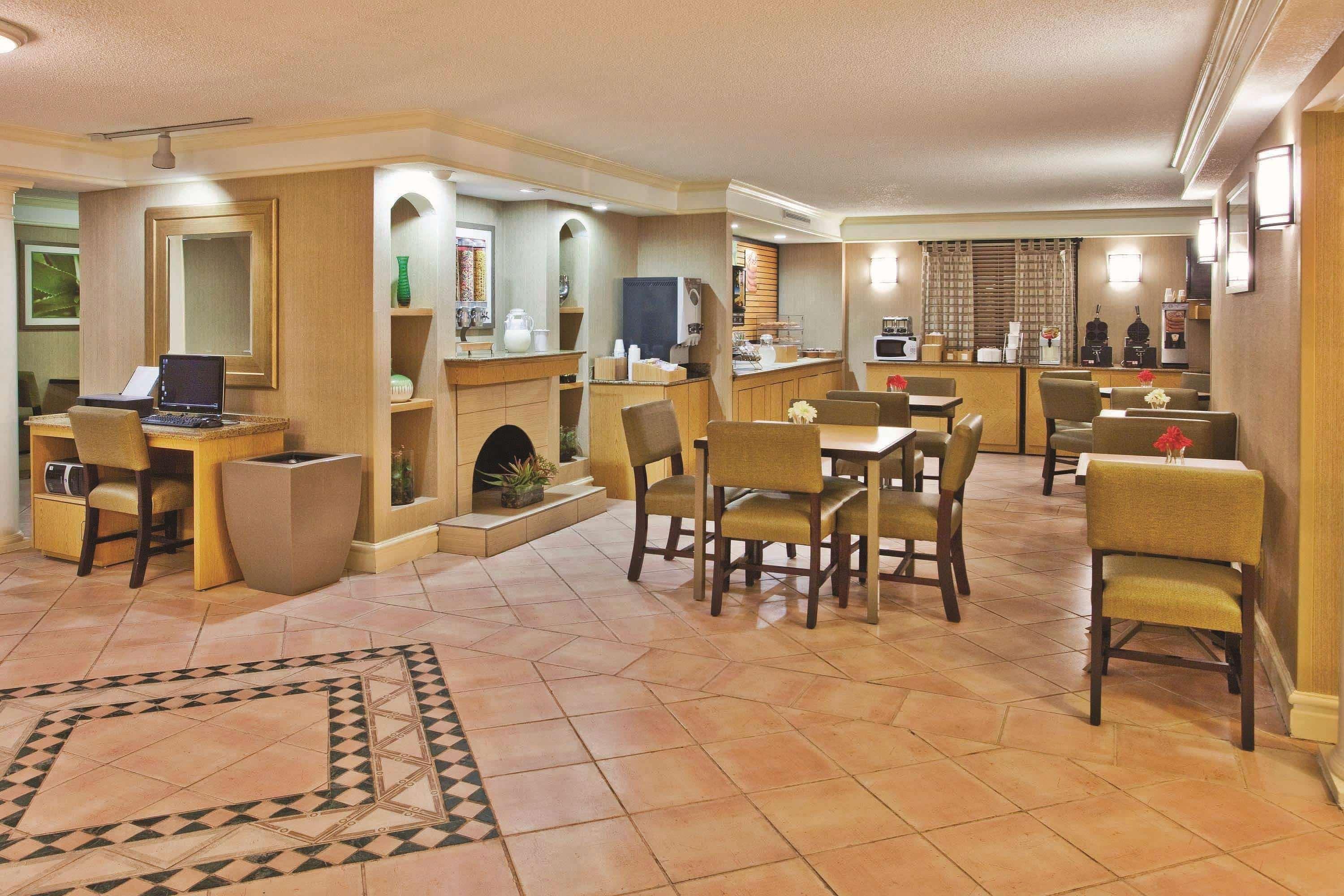 La Quinta Inn By Wyndham Savannah Midtown Extérieur photo